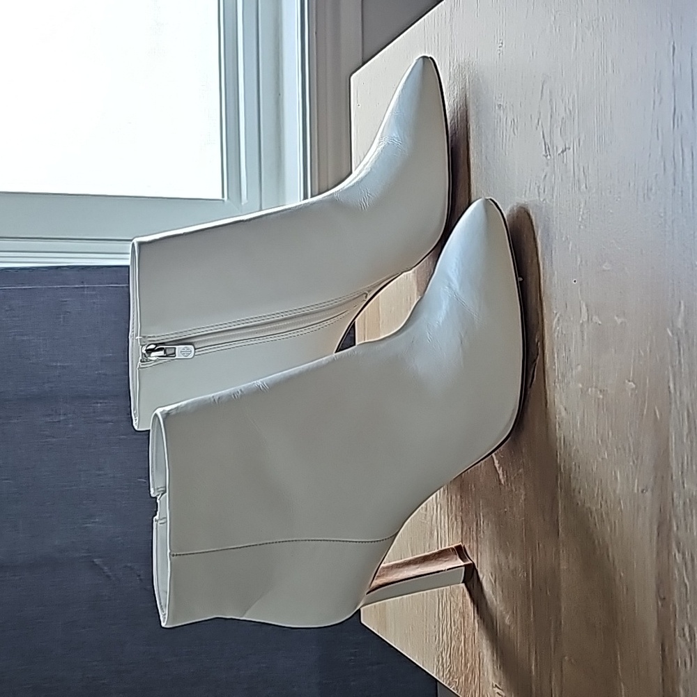 EUC ANTONIO MELANI: White Leather Booties (Sz 10)